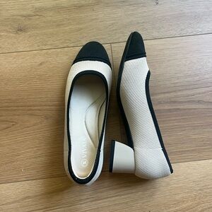 Almond Toe Stress Free Chunky Heels (Julie Pro Arch) - size 6